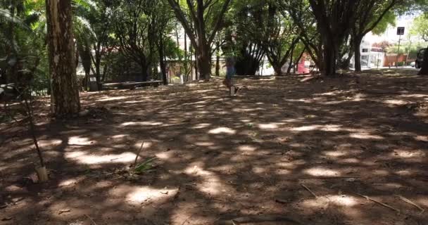 Joven Corriendo Día Con Parque Verde Fondo — Vídeos de Stock