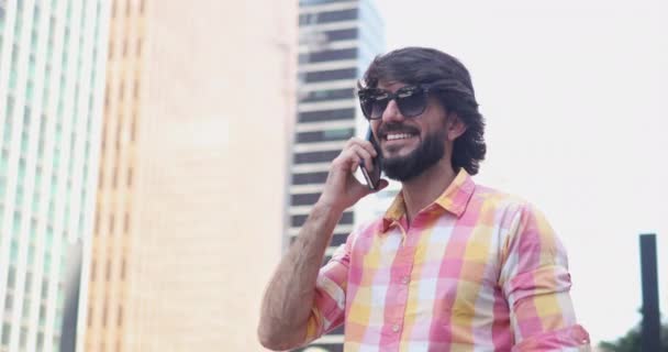 Arka Planda Şehir Manzaralı Akıllı Telefon Kullanan Genç Bir Adam — Stok video
