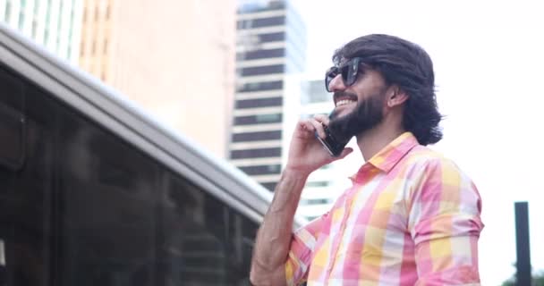 Arka Planda Şehir Manzaralı Akıllı Telefon Kullanan Genç Bir Adam — Stok video