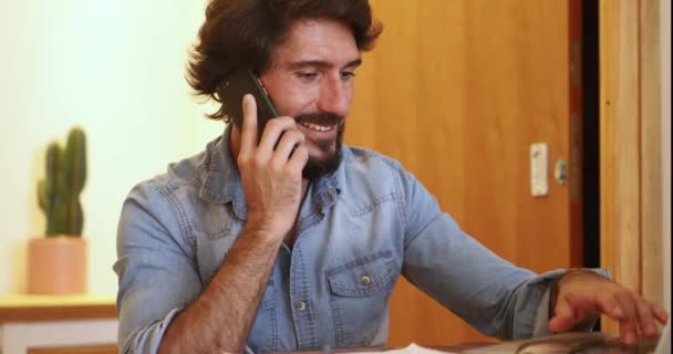 Evde Akıllı Telefon Kullanan Genç Bir Adamın Yan Görüntüsü — Stok video
