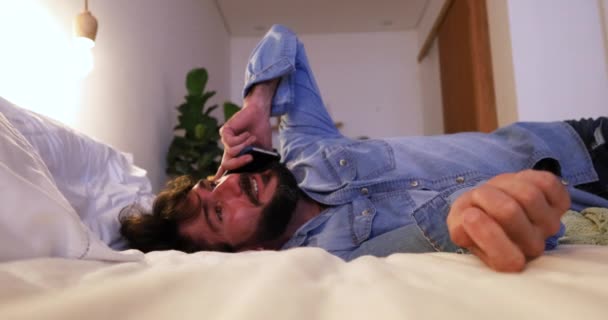 Seitenansicht Eines Jungen Mannes Der Nachts Sein Smartphone Bett Benutzt — Stockvideo