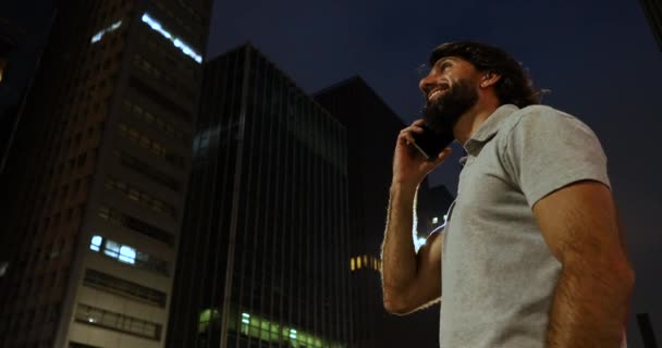 Widok Młodego Człowieka Pomocą Smartfona Nocy Widokiem Miasto Krajobraz Tle — Wideo stockowe