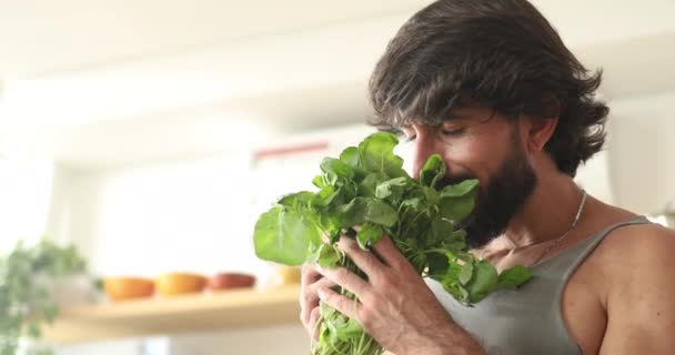 Glücklicher Und Gesunder Junger Mann Mit Salat Der Küche — Stockvideo