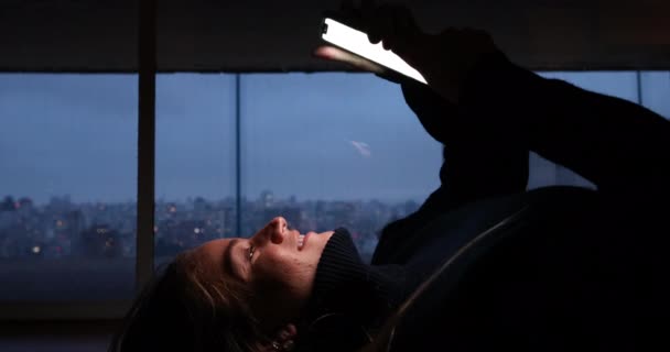 Ung Kvinna Liggande Sin Lägenhet Golvet Med Hjälp Smartphone Natten — Stockvideo