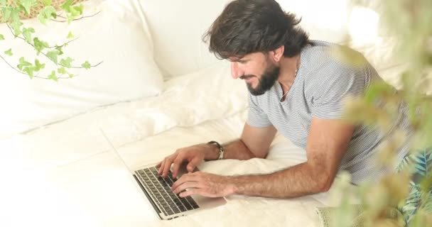 Młody Człowiek Pracujący Domu Laptopem Łóżku Człowiek Leżący Człowiek Leżący — Wideo stockowe