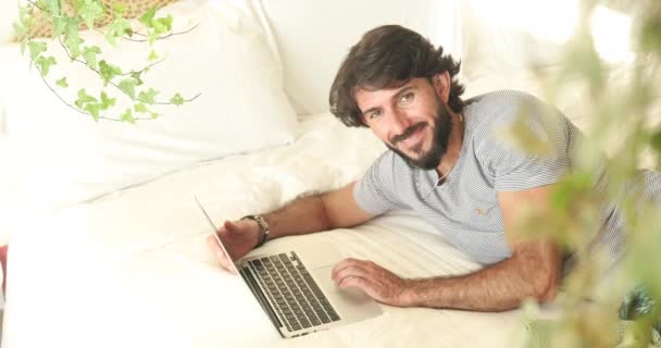 Jovem Trabalhando Casa Seu Quarto Com Laptop Sua Cama Homem — Vídeo de Stock