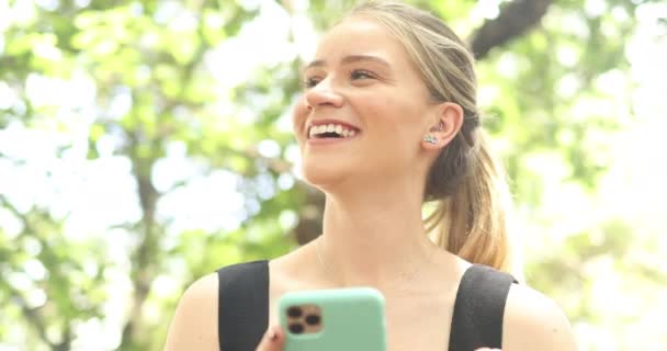 Jeune Femme Utilisant Smartphone Jour Avec Parc Vert Vidéo Haute — Video