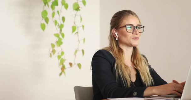Evinde Dizüstü Bilgisayarıyla Çalışan Genç Bir Kadın Merkez Ofis Kavramı — Stok video