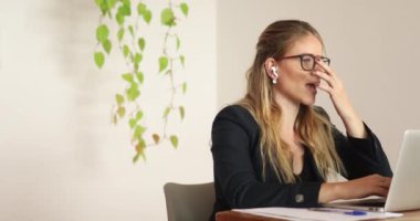 Evinde dizüstü bilgisayarıyla çalışan genç bir kadın. Merkez ofis kavramı.