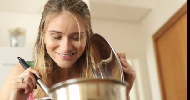 Šťastné Zdravé Mladé Ženy Jídlo Připravuje Vegetariánské Jídlo Kuchyni — Stock video
