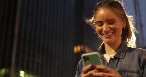 Gece Vakti Akıllı Telefon Kullanan Genç Bir Kadın Arka Planda — Stok video
