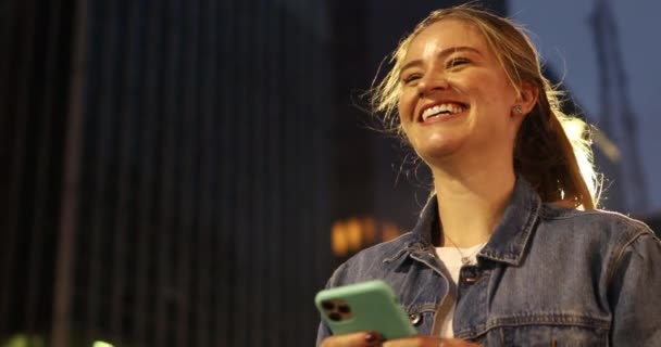 Jovem Mulher Usando Smartphone Noite Com Vista Para Cidade Paisagem — Vídeo de Stock