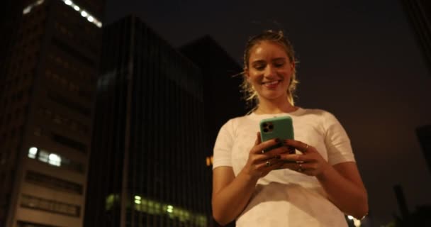 Ung Kvinna Med Hjälp Smartphone Natten Med Stadsutsikt Landskap Bakgrunden — Stockvideo