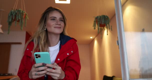 Ung Kvinna Använder Smartphone Sin Balkong Inne Sin Lägenhet Högkvalitativ — Stockvideo