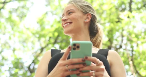 Mujer Joven Usando Teléfono Inteligente Durante Día Con Parque Verde — Vídeos de Stock