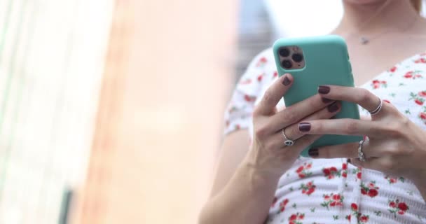 Jonge Vrouw Die Overdag Een Smartphone Gebruikt Met Uitzicht Achtergrond — Stockvideo