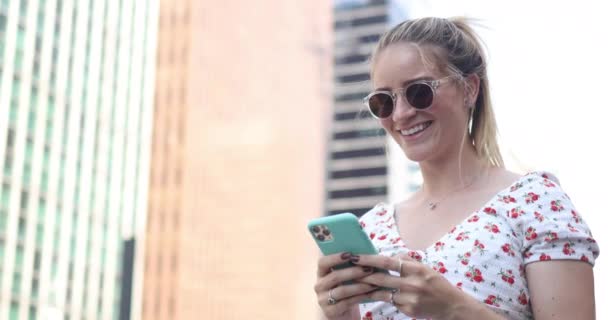 Mujer Joven Usando Teléfono Inteligente Durante Día Con Vista Ciudad — Vídeo de stock