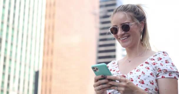 Jovem Usando Smartphone Dia Com Vista Para Cidade Segundo Plano — Vídeo de Stock