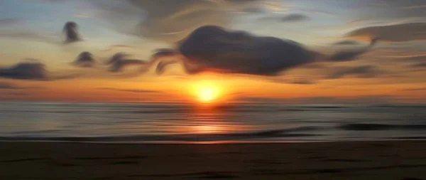 Denizin üzerinde güzel bir gün batımı