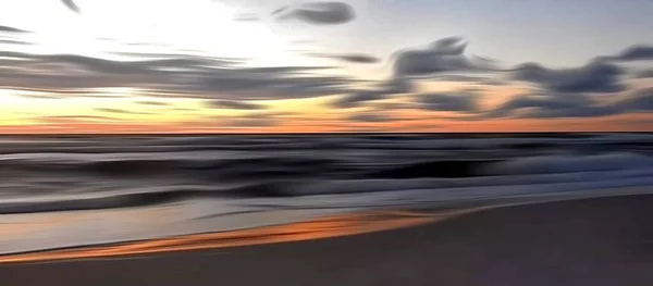 Denizin üzerinde güzel bir gün batımı