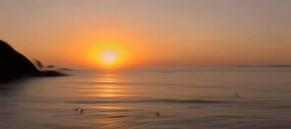 Denizin üzerinde güzel bir gün batımı