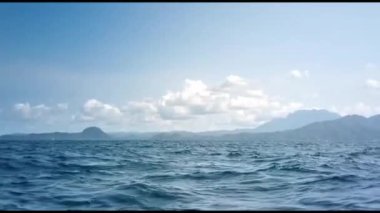 Mavi gökyüzü ve bulutlu deniz suyu