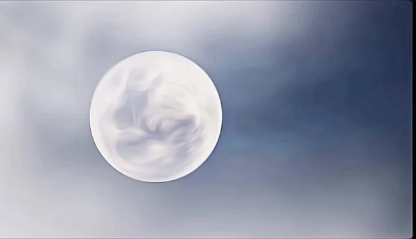 Mavi arka planda cam kavanozda beyaz krema.