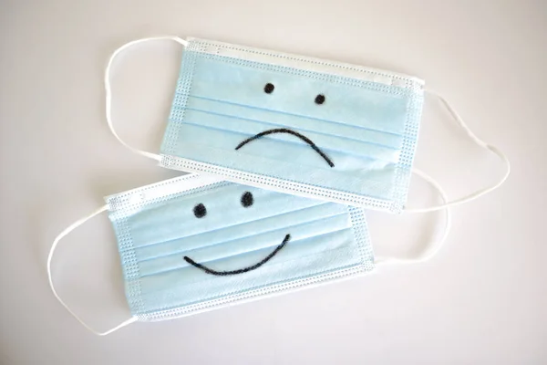 Medyczne Maski Twarzy Uśmiechnięte Szczęśliwy Nieszczęśliwy Pandemii Korony — Zdjęcie stockowe