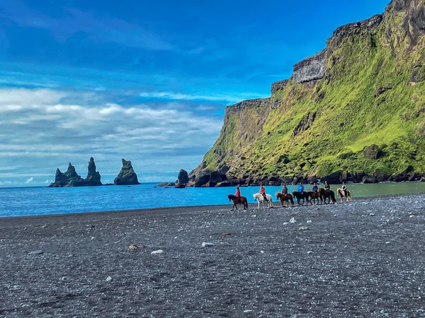 冰岛雷尼斯法哈拉的海滩景观，有着深色的沙子、帽檐和令人印象深刻的岩层 — 图库照片