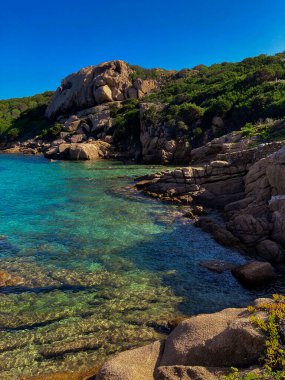 İtalya, Sardunya 'da plaj ve kristal berrak su