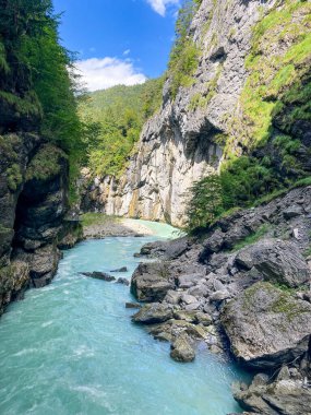 İsviçre 'deki Aareschlucht Aare Nehri' ne bakın.