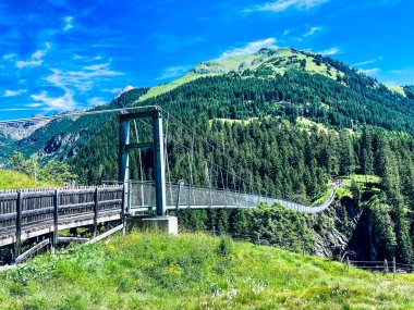 Avustralya 'da bir dağ manzarasında asma köprü