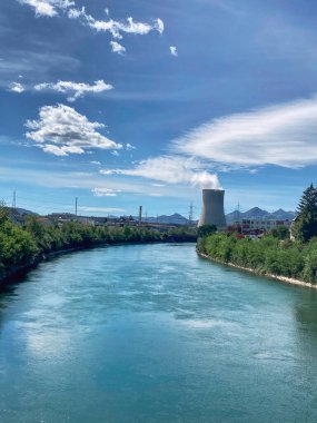 Aare River ve Goesgen 'deki AKW nükleer enerji santrali.