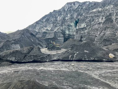 Buzul diline buz ve buz tabakalarıyla bakmak İzlanda 'da bir buzulun kül tabakası