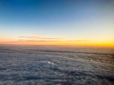 Bulutların üzerinde güneş ışığı