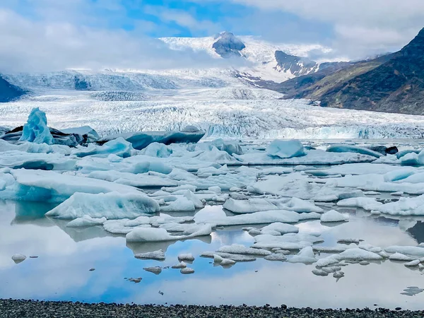 Jokulsarlon gletsjer lagune med gletsjer bjerge i baggrunden, i island - Stock-foto