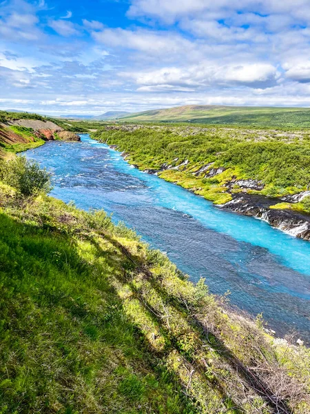 Ein Fluss in Island in idyllischer Landschaft mit wolkenverhangenem Himmel — Stockfoto