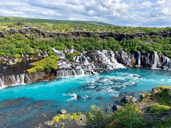 Сценический водопад Храунфоссар в Исландии — стоковое фото