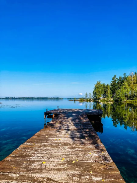녹지에 있는 푸른 호수로 인도하는 나무 길 — 스톡 사진