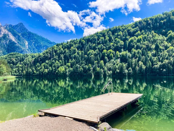 Idílico lago de montanha com floresta, montanhas e céu nublado — Fotografia de Stock