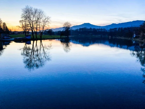 Por do sol com reflexão no rio em wangen an der aare, Suíça — Fotografia de Stock