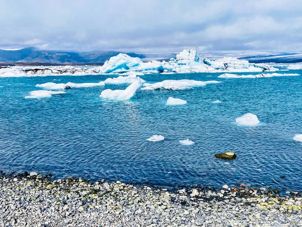 Lagoa do Glaciar Jokulsarlon com gelo, fotografada na Islândia Fotografia De Stock