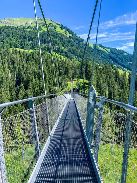 Blick auf eine Hängebrücke in Österreich Stockbild