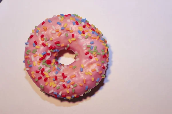 Rosa Donut Mit Farbigen Streusel — Stockfoto