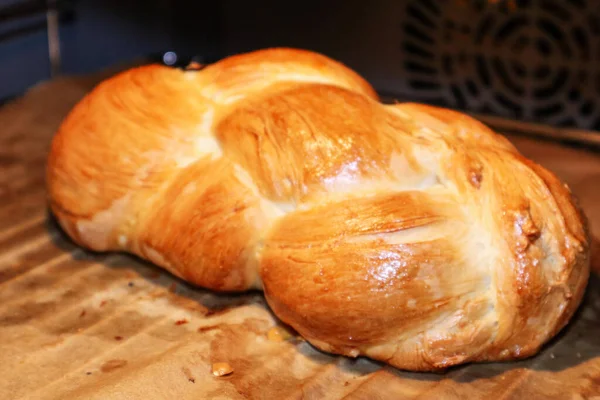 Frisch Gebackener Zopf Aus Dem Ofen — Stockfoto