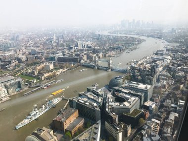 Londra ve Thames 'in tozlu siluetinin manzarası