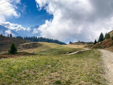 İsviçre Bettmeralp 'te bulutlu havada yürüyüş yolu
