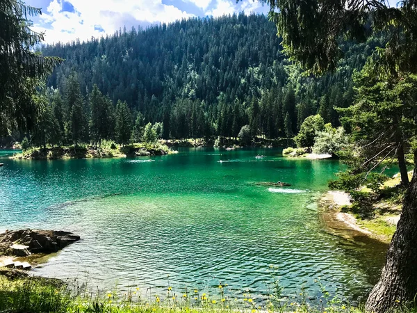 Groen en blauw water van de Caumasee in Zwitserland — Stockfoto