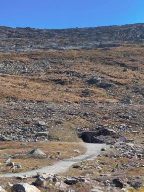 Fiescheralp yakınlarındaki İsviçre Alplerindeki bir dağdan geçen bir tünel.