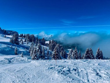 İsviçre, Villars 'taki Kayak Yamacındaki Karlı Dağlarda Güzel Hava